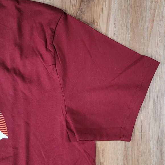🔹️NWT Levi's Maroon Mountain Screen Print Tshirt Men's XLarge - Picture 4 of 6